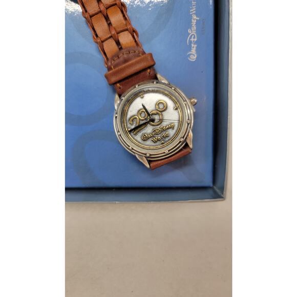 Walt Disney World Collector 2000 Watch w/Leather Band NIB Needs Battery - Picture 3 of 8